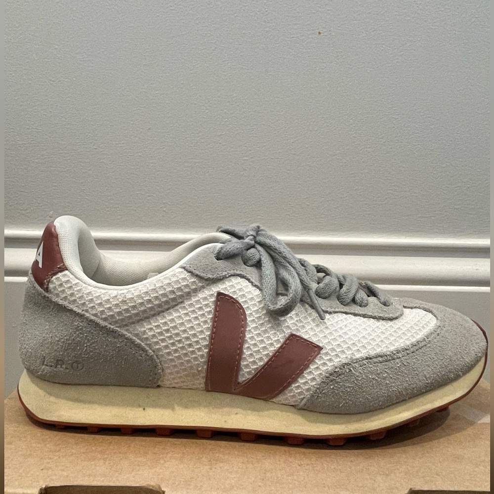 VEJA Women’s Sneaker Size 8 ✨